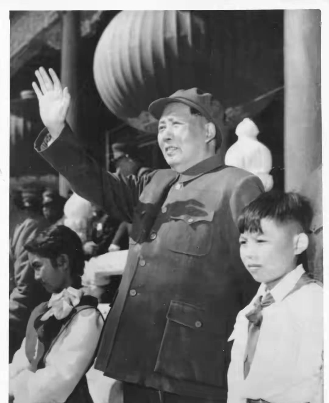 1962年10月1日，国庆节这一天，有两个少先队员向毛主席献花之后，就和毛主席一