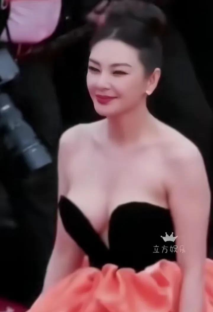 张雨绮和柳岩比谁更漂亮，谁更性感，谁的身材更好呢，我觉得张雨绮的身材更好看更性感