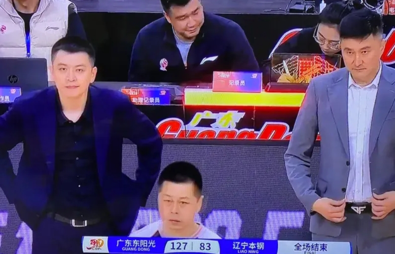 部分球迷说杜锋指导不给杨鸣面子，其实杜锋没派黄荣奇上场已经给了杨鸣面子了，否则广