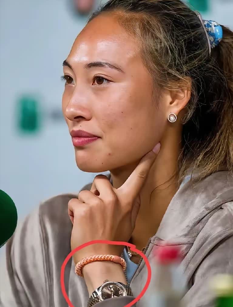 以后再也不看郑钦文比赛了，看得人肝疼。
 
其实止步八强倒没什么，关键是这场