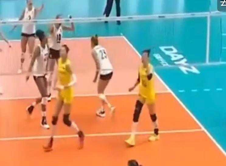 2024年巴黎奥运会女子排球比赛中，中国队（CHN）与美国队（USA ）的比赛 