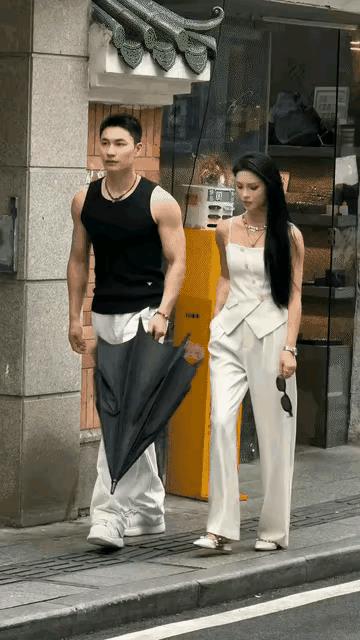 视频中的这对小情侣，瞬间成为了街边的风景线，优雅大气的行走方式，优美健康的体魄，