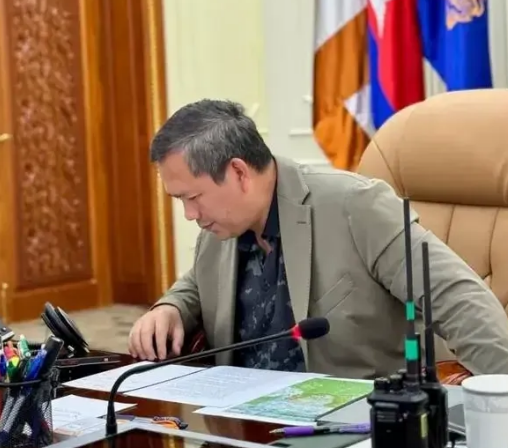 柬泰停火后，洪森和洪玛奈纷纷跑出来卖惨，洪森表示自己没有时间睡觉，时刻在关注战斗