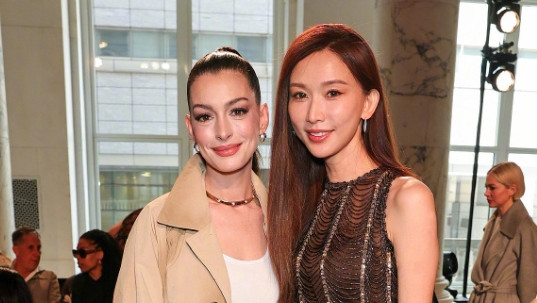 纽约秀场：安妮・海瑟薇与林志玲的梦幻同框，双倍惊艳
