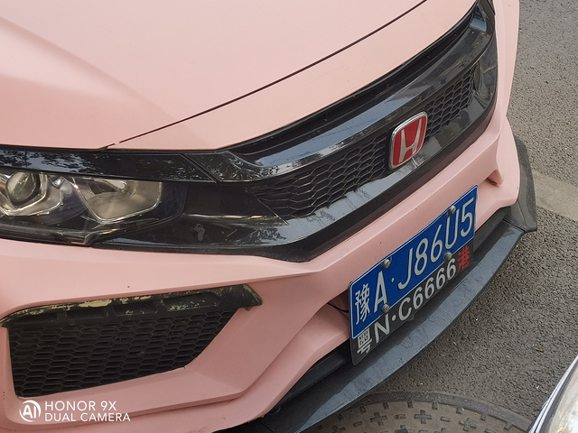 这车能多少钱
大街上见的，红头思域，还挂个香港牌