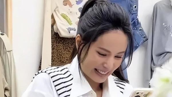 “姑姑”李若彤：58岁独身逛西湖，瘦成皮包骨却活出自我新高度！