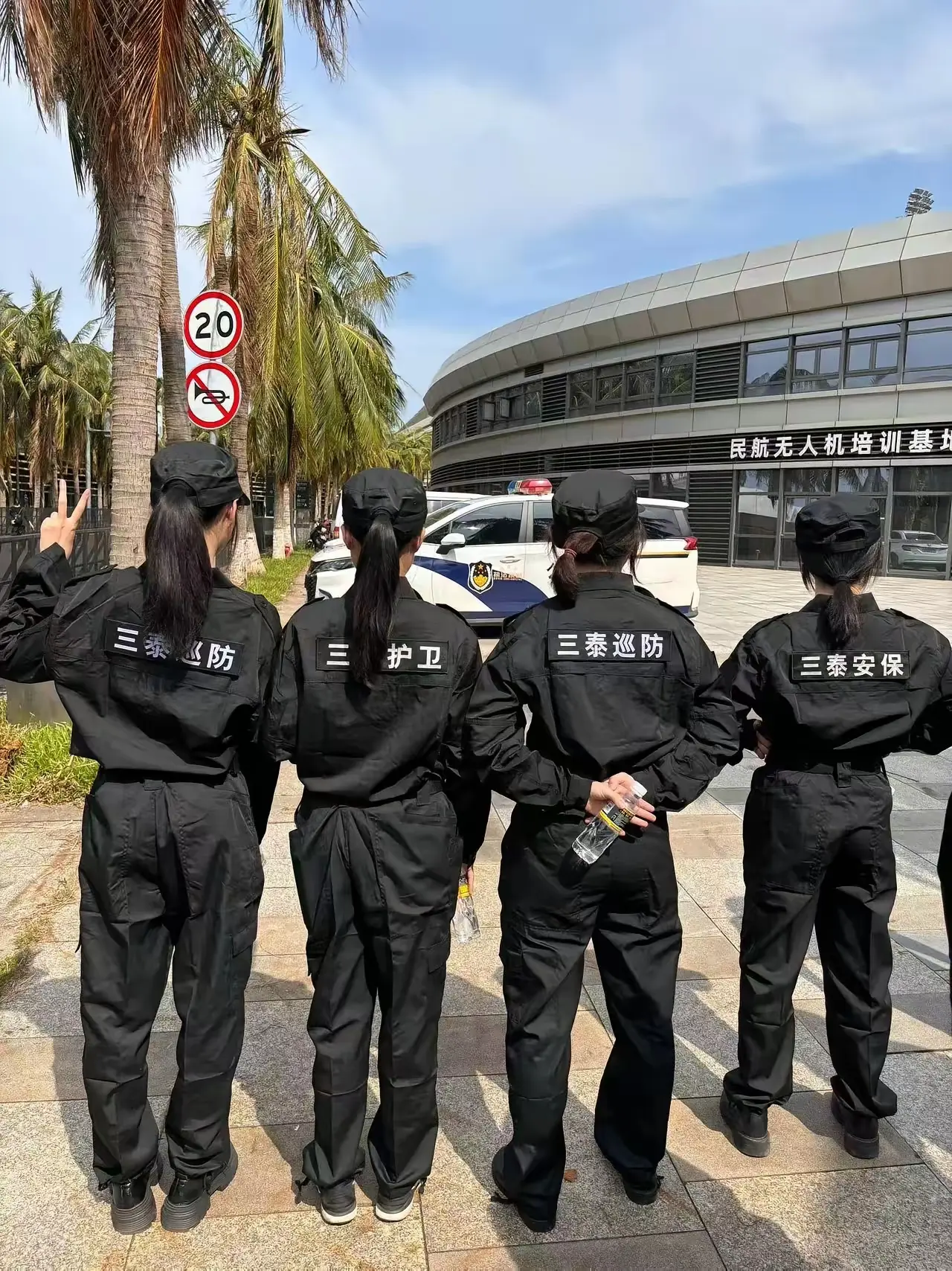 发现了没，现在工作难找,
很多女性也开始,
加入了保安行业。
​​有的年龄只有3