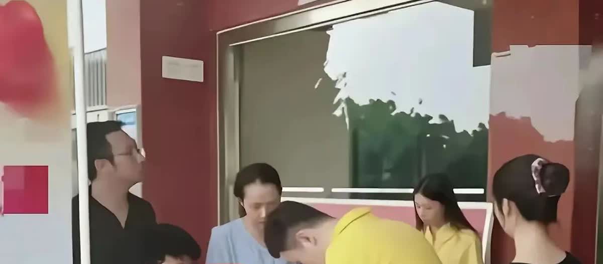 村民这一巴掌，狠狠扇疼了公益机构的脸。

好不容易凑齐十二万救命钱送去，却惊