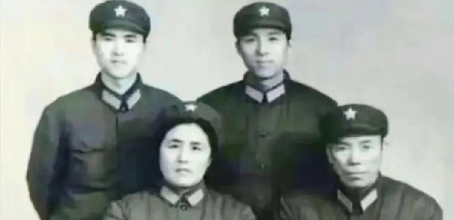 1970年，四川成都，年近花甲的军区司令员和夫人任桂兰、儿子梁晓东、梁晓源的一张