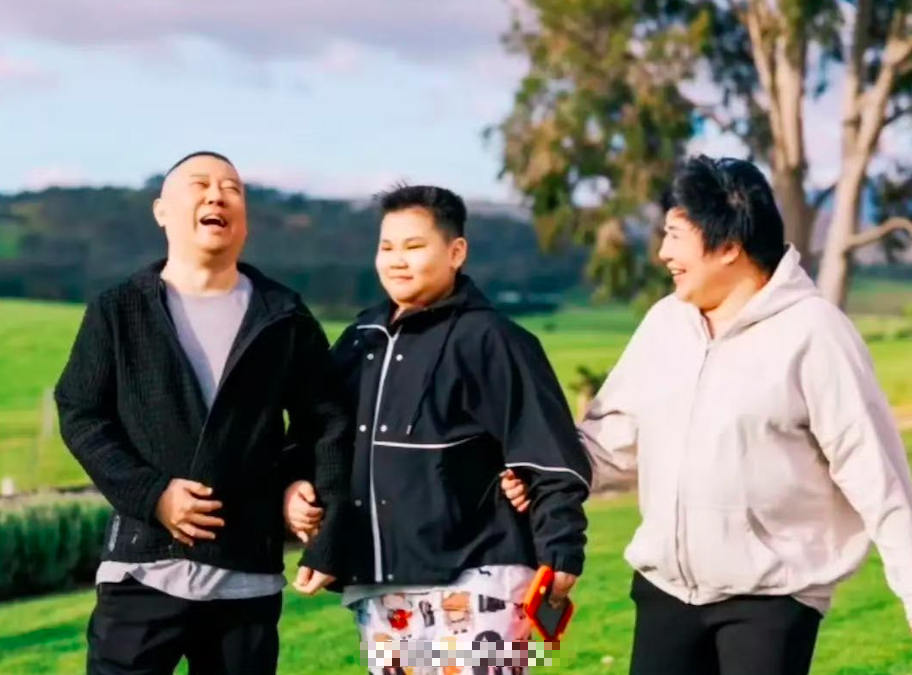 郭德纲带老婆孩子去国外度假，一家人的长相真的如出一辙，老婆王惠跟他的身高体型都差