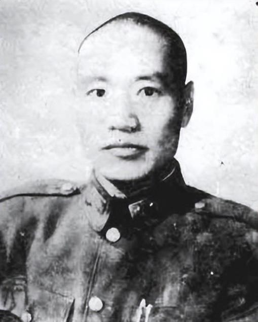 平津战役期间，准备起义的17兵团司令侯镜如突遭险情，他的嫡系军团竟然被傅作义调往