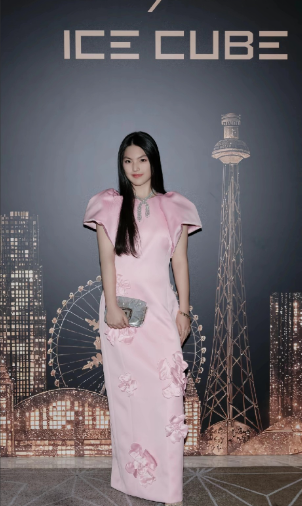 王诗龄现身晚会这事儿还上头条了，看来她的关注度一直很高啊。只见她一身造型直接搞定