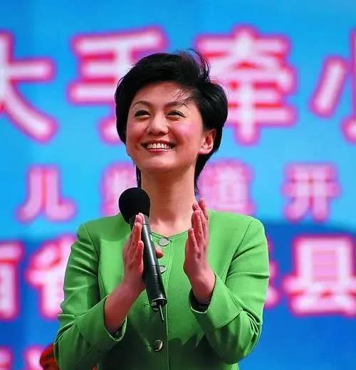 [灵光一闪][笑哭]不得不说李梓萌出现在新闻联播时就是好看，她美丽动人的模样，太