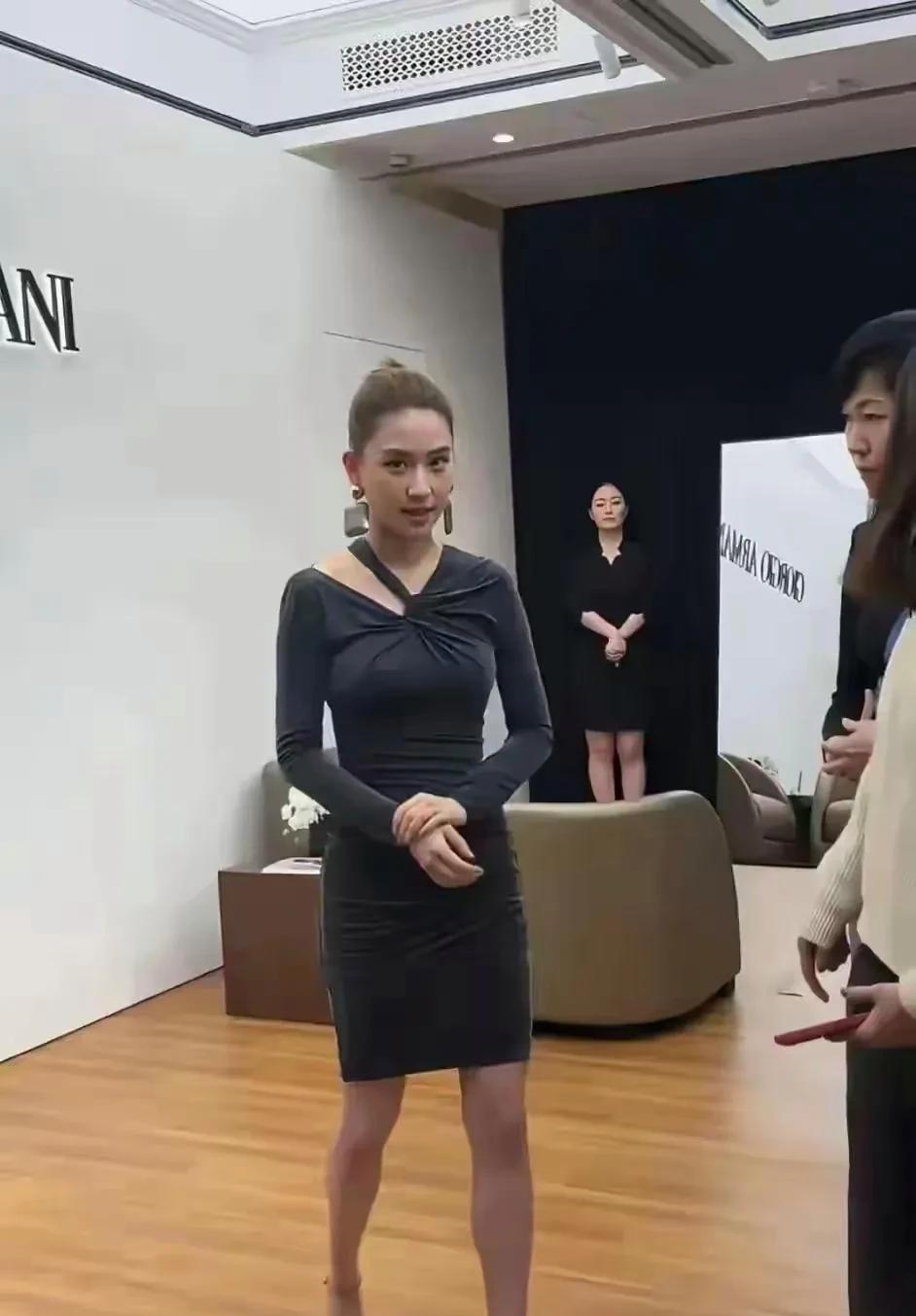 何超莲未精修的图让人有点吃惊啊！
皮肤偏黑，个子不高，穿高跟鞋腿看着也不长，这颜