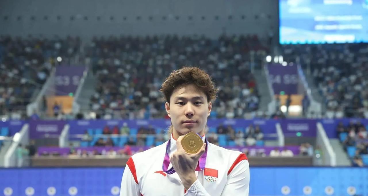 北京时间今晚，中国选手覃海洋夺得2025新加坡世锦赛男子100米蛙泳金牌，成绩为