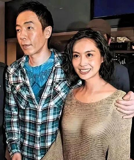 拥有时未觉珍贵，失去那刻方成绝美。真结合或非幸福终点，反是琐碎起点：柴米油盐催人