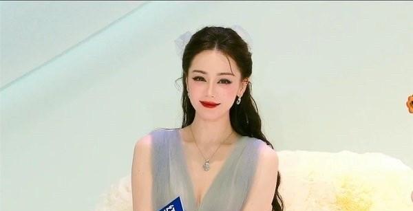 #迪丽热巴天津# #迪丽热巴# 
她的妆容让人有点摸不着头脑，她的美商怎么忽高忽