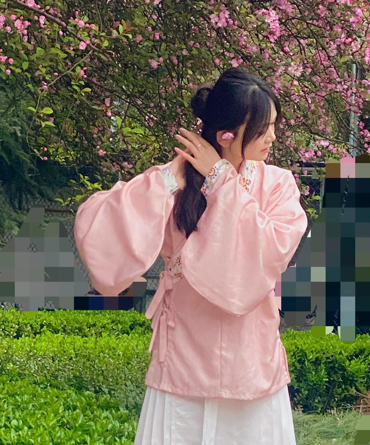 汉服少女在樱花树下，拍出美丽瞬间！
春暖花开，佳人何处寻？#汉服少女好美丽# #