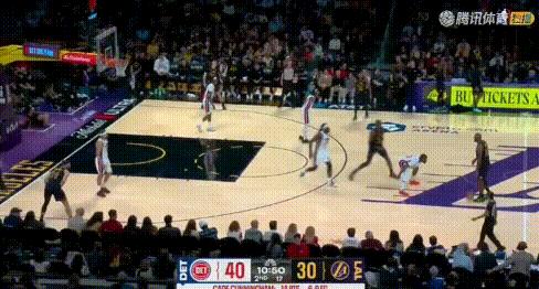 尴尬！詹姆斯连续单打2次脱手。
先是顶弧要掩护，结果没成一怂一怂的又没顶开。不服