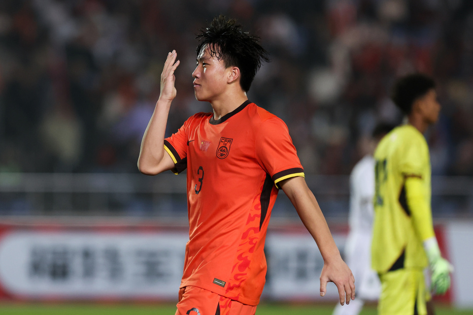 国足罕见残暴？轰28脚进14球！对手绝望表情呆滞，主裁不忍+