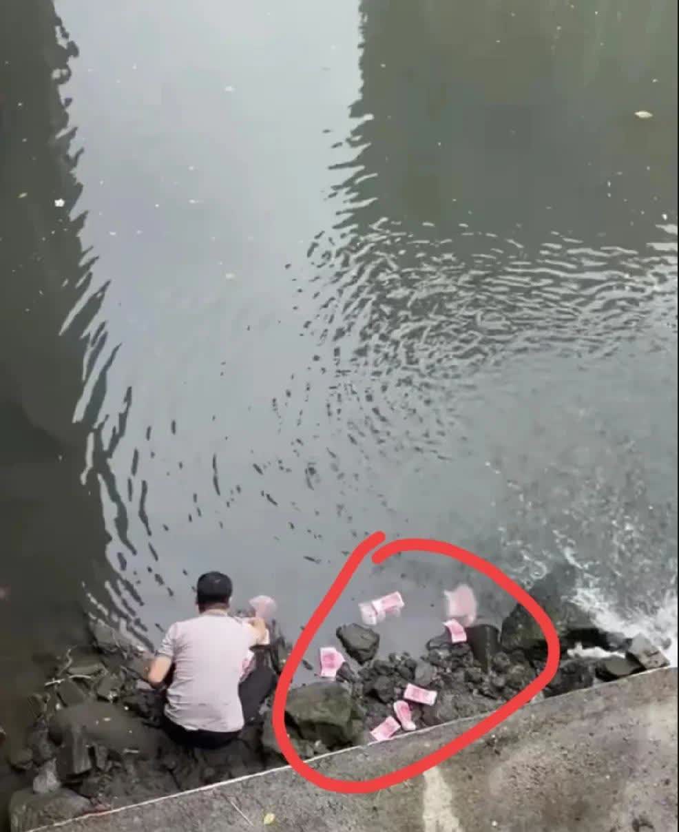 说老实话，遇到这种情况你会去捡吗？
估计这名男子要倒霉了，不是捡不捡的问题，是