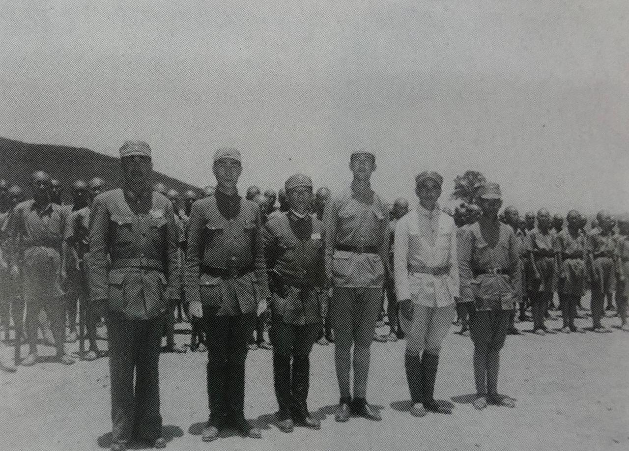 1945年5月15日陈明仁（左一）、91师师长赵琳（左二）与71军91师273团