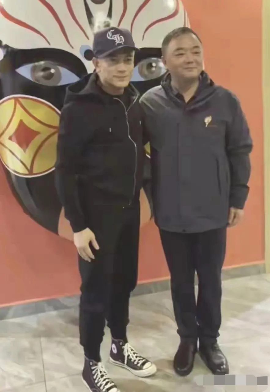 娱乐圈中，郭富城的家庭动态总能吸引目光。有一次，郭富城和小自己两岁的岳父同框合影
