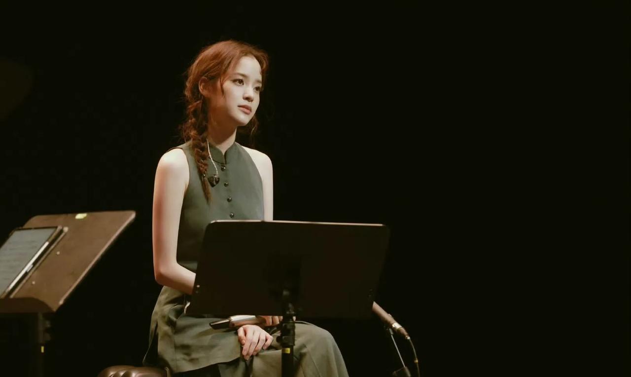 欧阳娜娜怼脸哈欠照：打破明星“完美滤镜”的率真暴击
当明星们还在追求精修海报里的