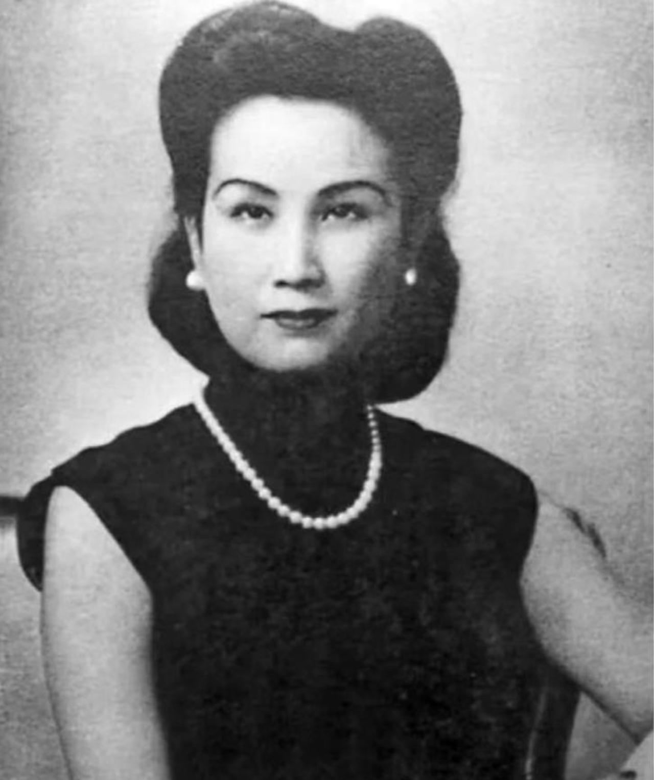 1935年春天，独居南京的孙中山之子孙科在宴会上对个姑娘一见钟情，被对方美色倾倒