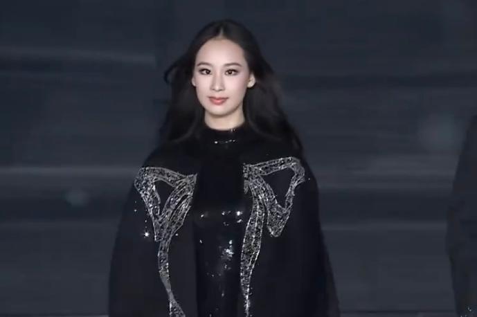 #赵文卓带着女儿一起走秀#
    我看到了另外一个词条，赵文卓的女儿，远看以为