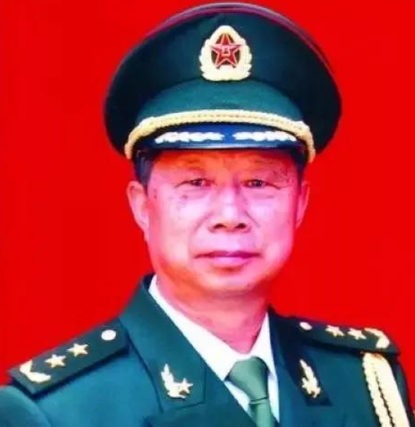 老山战役中，粟裕的儿子粟戎生站在一旁，听到有战士说：“若能在敌人的头顶上装个火眼