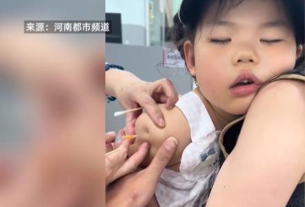 “我的天呐，这也太惊险了！” 2025年6月，湖北潜江，一对父母带着孩子去医院里
