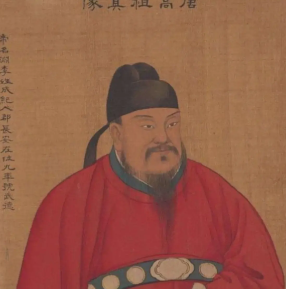 李渊这个人，还是非常能屈能伸的，为人极其灵活。

起兵之前就一直装怂，当然也有可