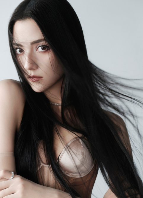 娜然的这组妆造，依旧是很能打的，超不错的！