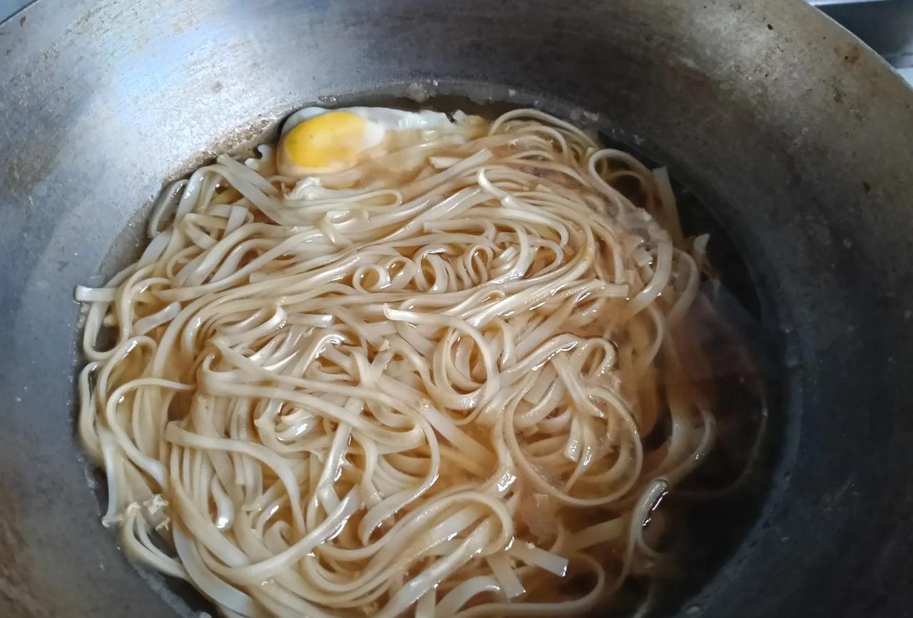 今天早晨又是简单的面条，
我觉得早晨起来怎么简单怎么吃？
只要能吃了不饿就行。有