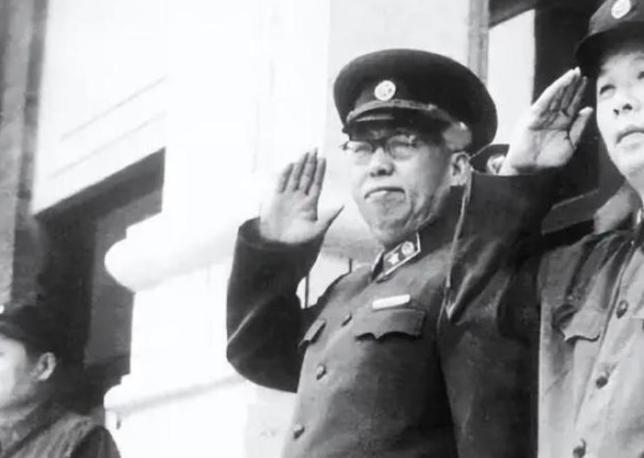 1959年7月庐山会议后，有一天，毛主席单独召见了罗荣桓。在谈话时，毛主席谈了国