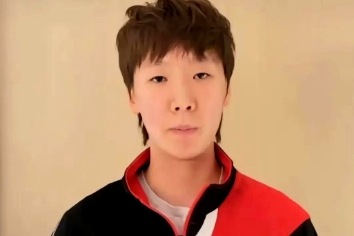 这世界怎么了？

一个长相普通的运动员，竟然不是以运动场上的成绩和拼搏精神出名，