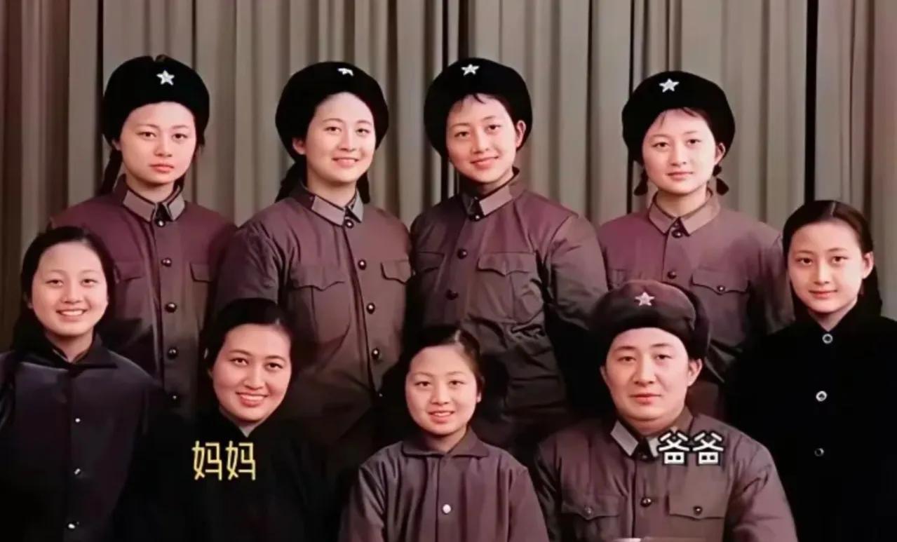 1973年，开国少将吴荣正与妻子高秀茹及7个女儿的合影。照片里，身着朴素军装的家