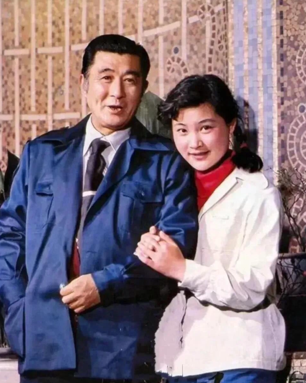 扎着麻花辫子的陈冲，年轻时候并不难看，那时候流行这种大圆脸，符合传统审美，长着一