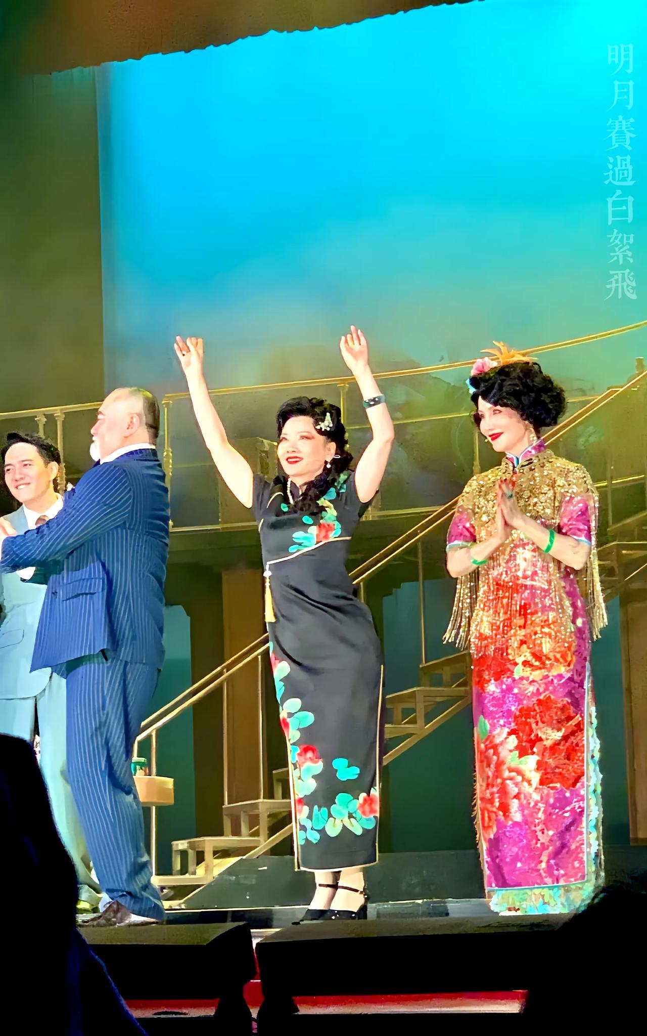 何赛飞居然与央视主播徐俐同台表演舞台剧，两人都是老奶奶的年纪，身材却像少女一样，