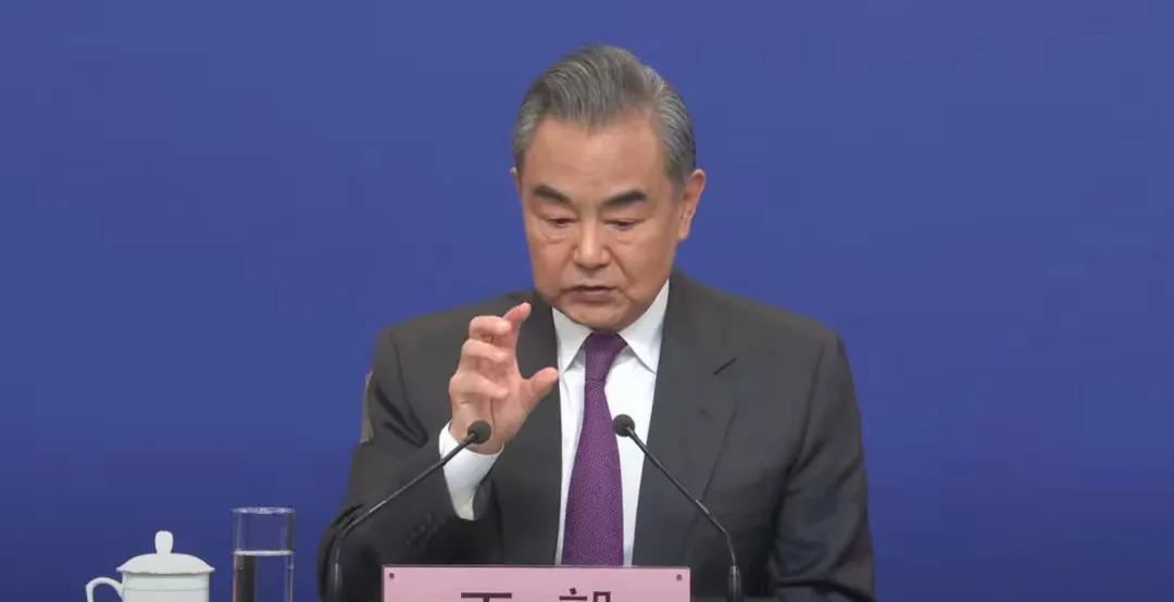 王毅外长就台湾问题回答记者我：首先要明确的是啊，台湾问题同乌克兰问题有着本质区别
