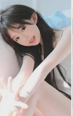 幽默瞬间

1、课堂上，安全教育课老师提问：安全套和安全帽有何不同？男生答：