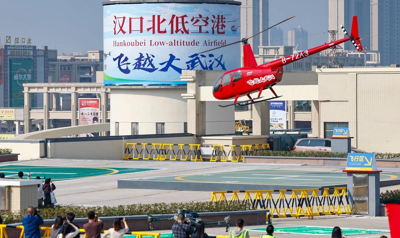 #分享城市新鲜事#武汉近日宣布将建设1000个低空飞行起降场点，这一举措标志着武