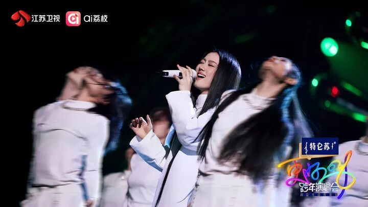 不愧是内卷王！江苏卫视跨年这次又把舞台“捅破”了？