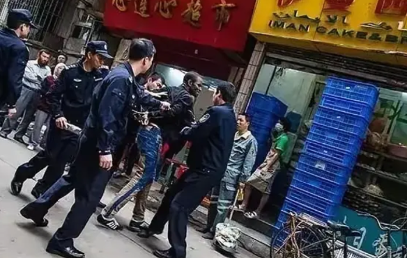 市民拍手叫好！广州全面清理三非黑人

近日，广州展开对外国人非法入境非法居留非法