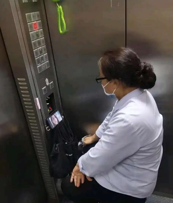 医院电梯看到的,她存在的意义是什么?难道我不会自己按?
