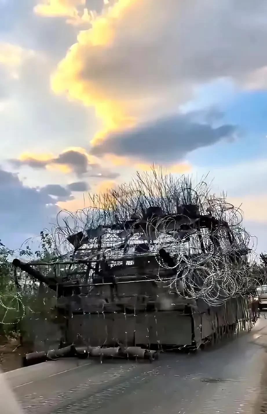 自杀式步兵战车，时代抛弃你，连声招呼都不打。
这是俄乌战场上，俄罗斯的步兵战车，