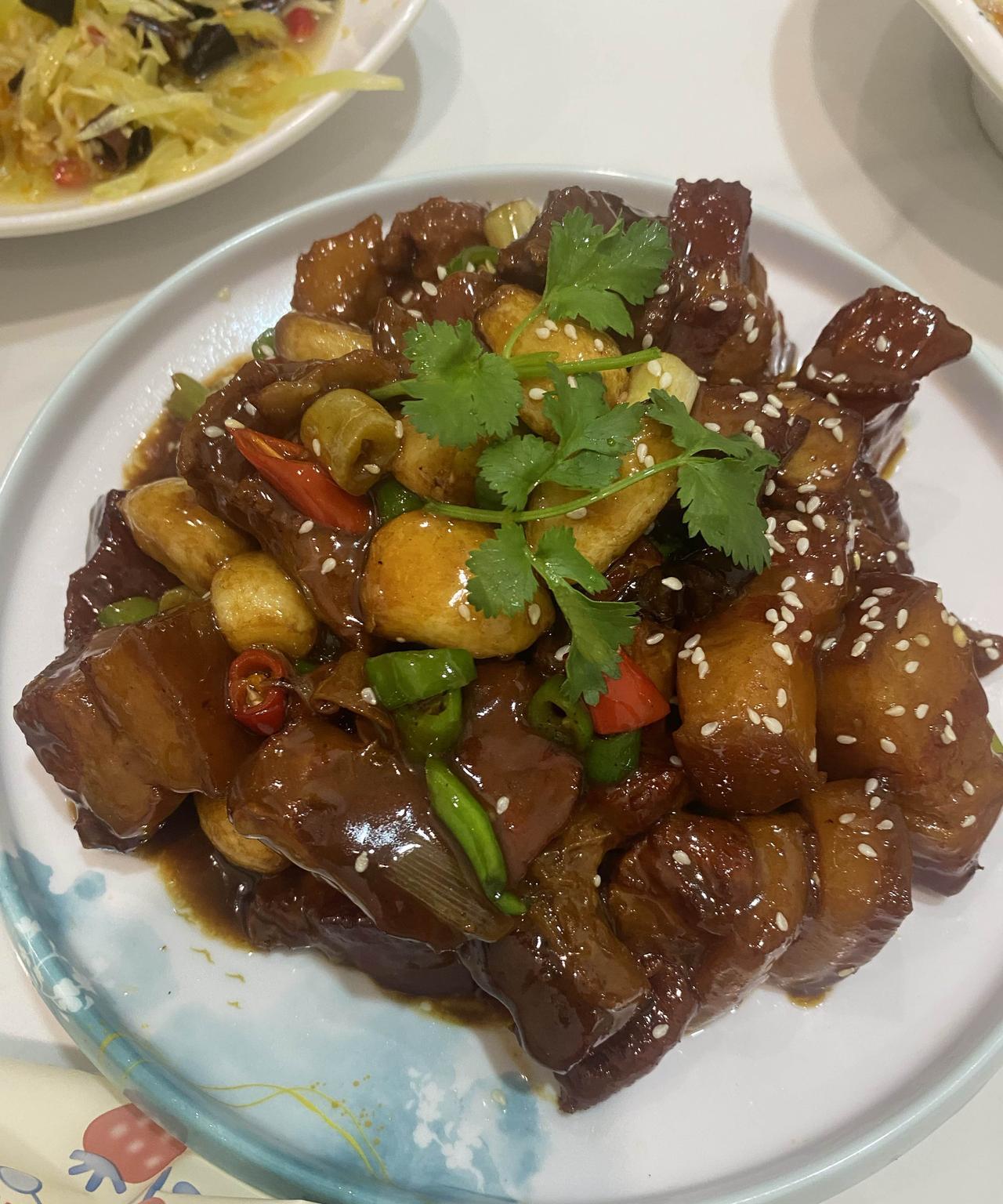 就好这一口
红烧肉
但是，血脂高、肥胖…
自己身体不允许多吃啊
今天和朋友吃饭，