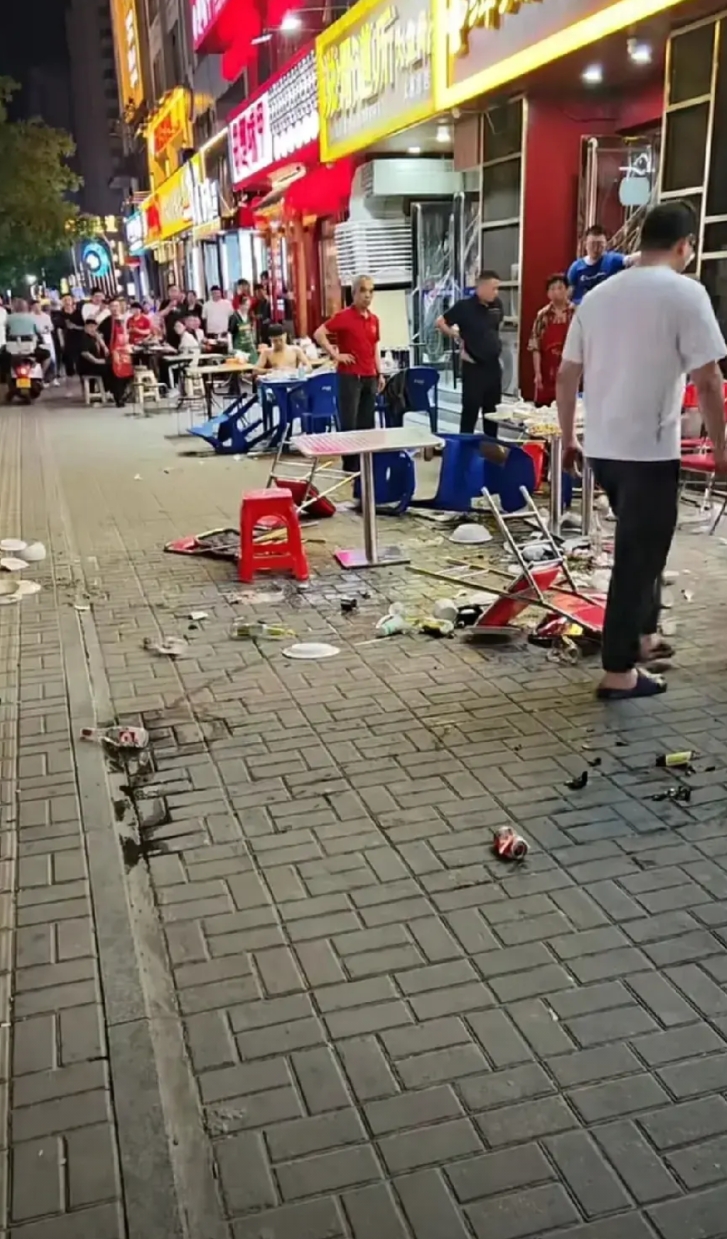 烧烤扰民，业主忍无可忍，上演全武行！
昨夜太原市小店区富康街，有两个人上演了全武