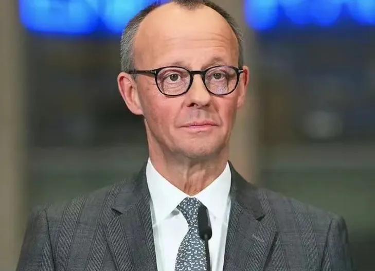 德国总理由联邦议院选举产生。德国总统提名候选人，议员们对该候选人进行不记名投票，